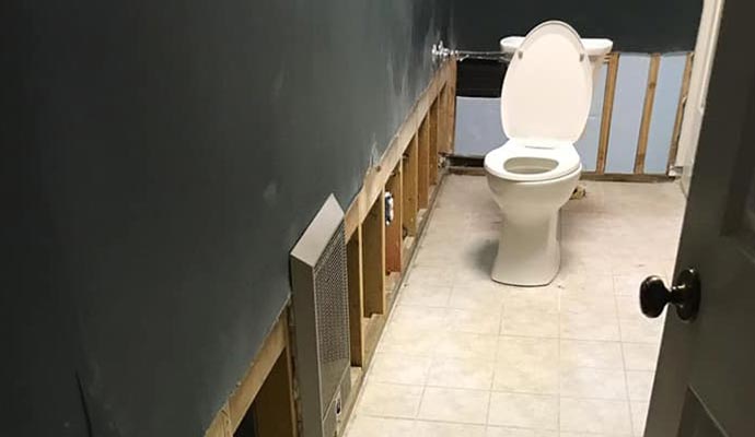 Clean toilet after toilet overflow cleanup service Clean toilet after toilet overflow cleanup service